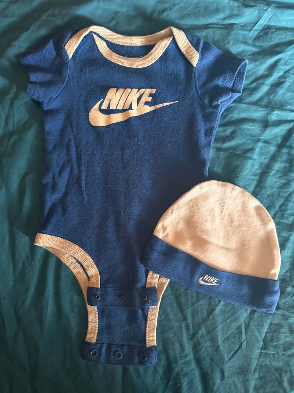 Nike Baby Bodysuit and Hat Set 0-6M